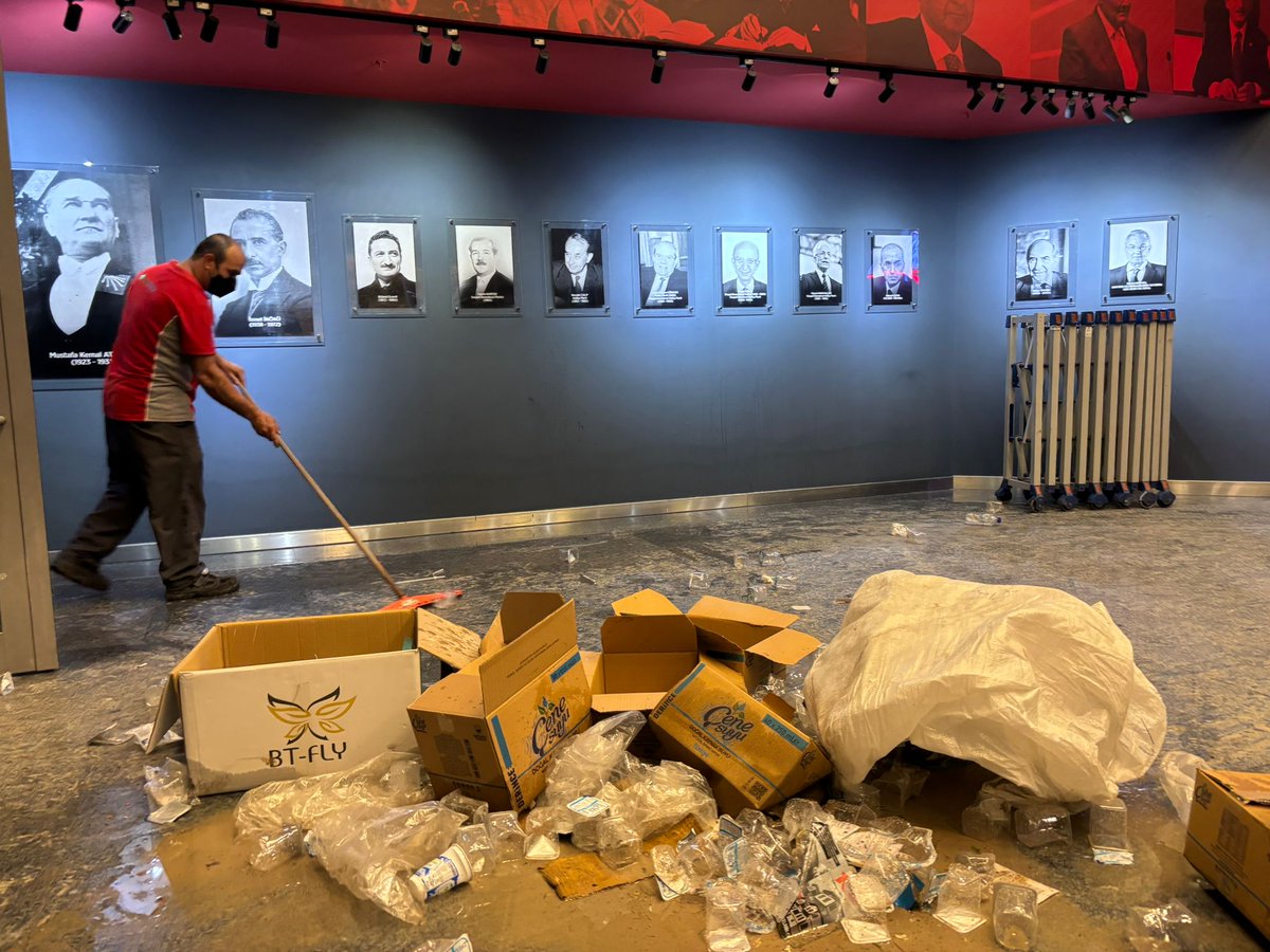 evrenselgzt's tweet photo. CHP Genel Merkezi’nde “mutlak butlan” kararı sonrası yaşanan polis müdahalesinin ardından bina içinde temizlik çalışmaları başlatıldı. 

Özgür Özel’in fotoğrafının yer aldığı “Geri adım yok, mücadeleye devam!” pankartı indirildi

https://t.co/4bIBhVaFKn https://t.co/wz6v2MgNgl