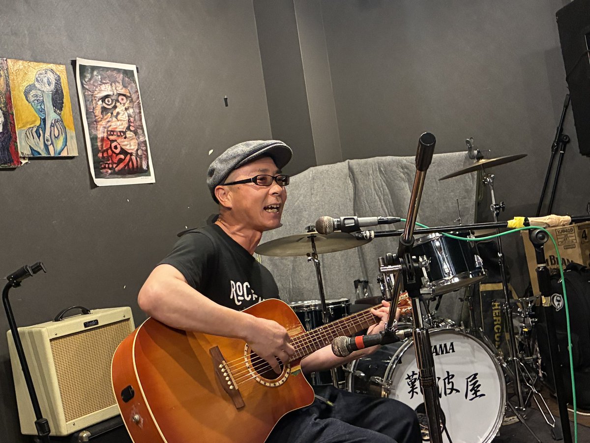 1998J200's tweet photo. 昨日は難波屋[ワゴンプレゼンツ]でした。
ワゴンの楽しい楽曲も良かったし、キギはクールながらなかなか熱量のある演奏、ヤマトースミスさんは全編メッセージなんだけど全然退屈しない。
ぜんぶ楽しんだ。
ワゴンの2人、呼んでくれてありがとう‼️

次は京都ウーララです。 https://t.co/PfjOyAsgRq