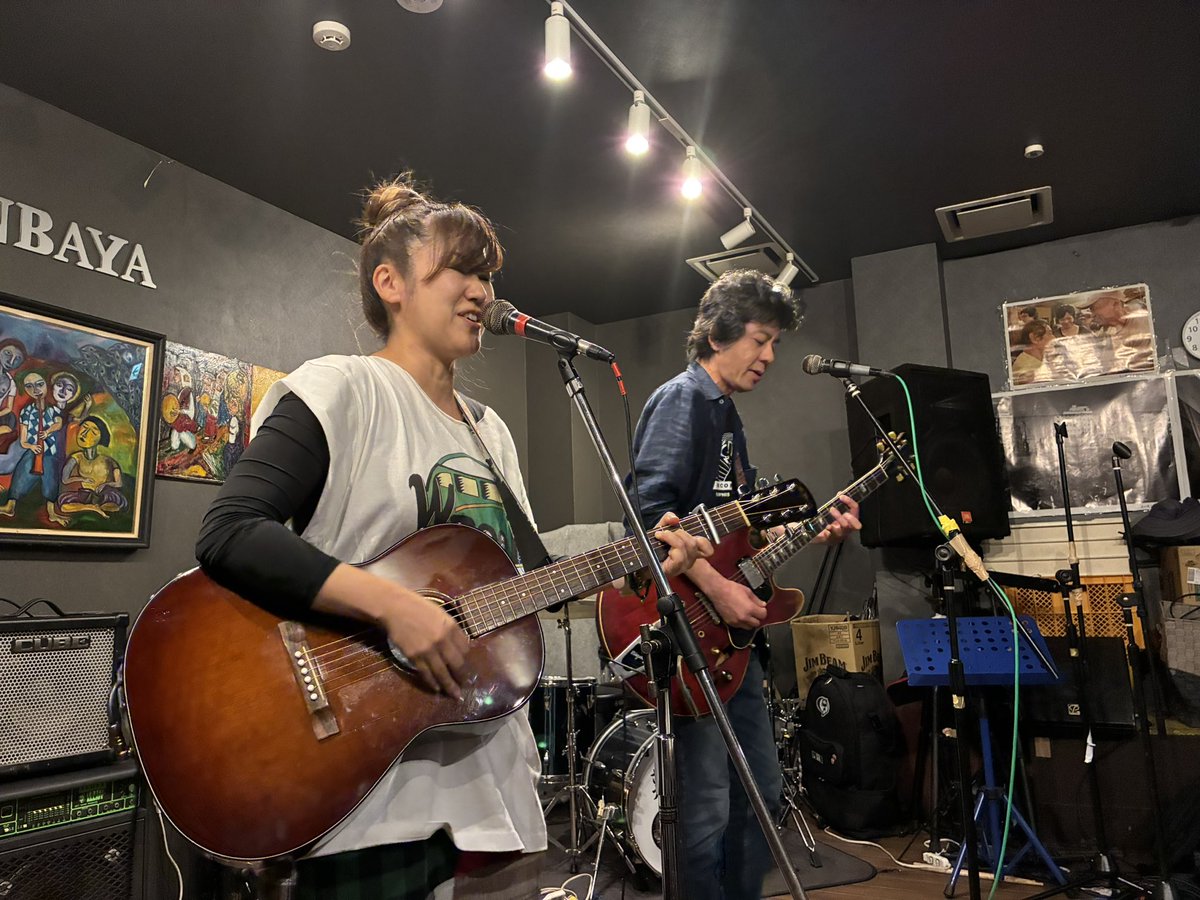 1998J200's tweet photo. 昨日は難波屋[ワゴンプレゼンツ]でした。
ワゴンの楽しい楽曲も良かったし、キギはクールながらなかなか熱量のある演奏、ヤマトースミスさんは全編メッセージなんだけど全然退屈しない。
ぜんぶ楽しんだ。
ワゴンの2人、呼んでくれてありがとう‼️

次は京都ウーララです。 https://t.co/PfjOyAsgRq