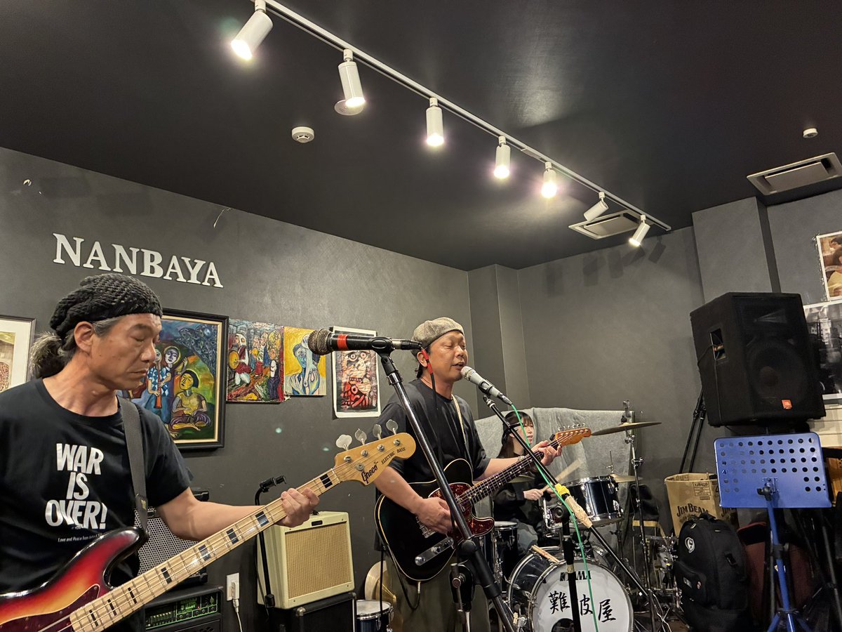 1998J200's tweet photo. 昨日は難波屋[ワゴンプレゼンツ]でした。
ワゴンの楽しい楽曲も良かったし、キギはクールながらなかなか熱量のある演奏、ヤマトースミスさんは全編メッセージなんだけど全然退屈しない。
ぜんぶ楽しんだ。
ワゴンの2人、呼んでくれてありがとう‼️

次は京都ウーララです。 https://t.co/PfjOyAsgRq