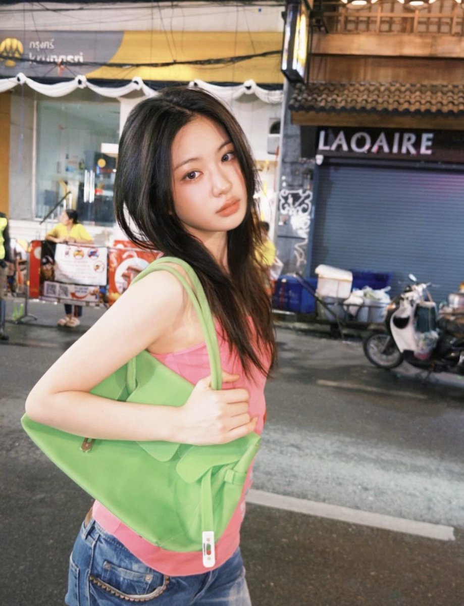 keitadj3's tweet photo. 「エルメスの代わりにこれ」…この夏のファッション界を熱くする“ジェリーバーキン”

Hermès の代表的デザインである「バーキン」特有の構築的なシルエットはそのままに、透明または半透明素材や鮮やかなカラーを加え、夏に使いやすくした点が特徴だ。価格帯は2万〜8万ウォン程度だ https://t.co/uI3OPULe18
