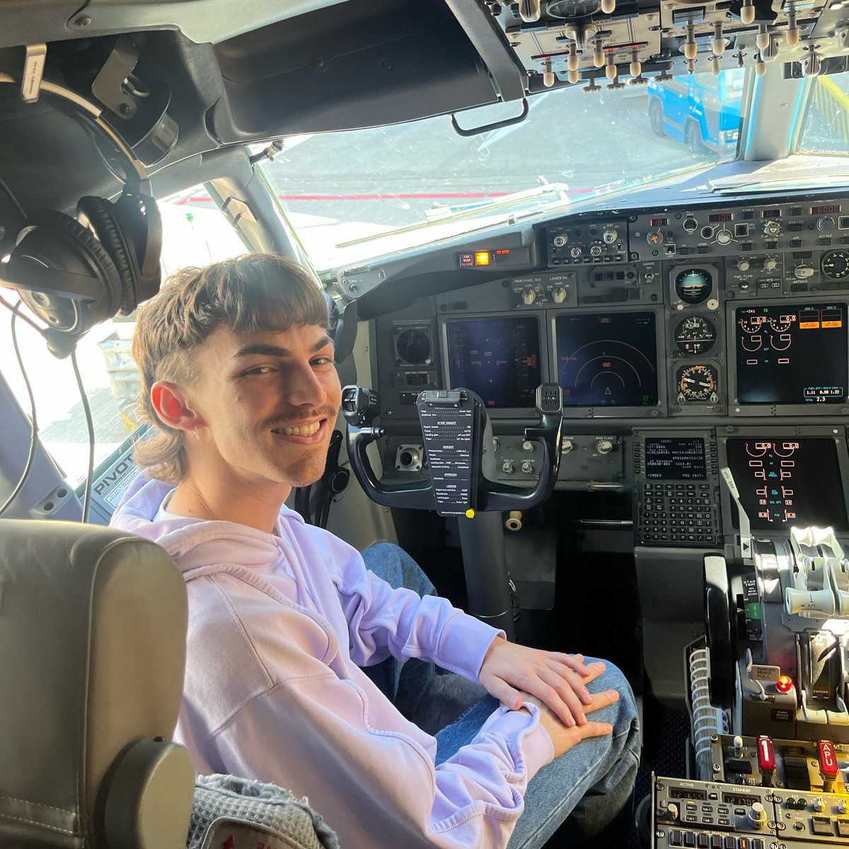 GabeVdk's tweet photo. First flight with KLM and weekend in Amsterdam #LGBTQIASunflower https://t.co/KET9pUvBv1