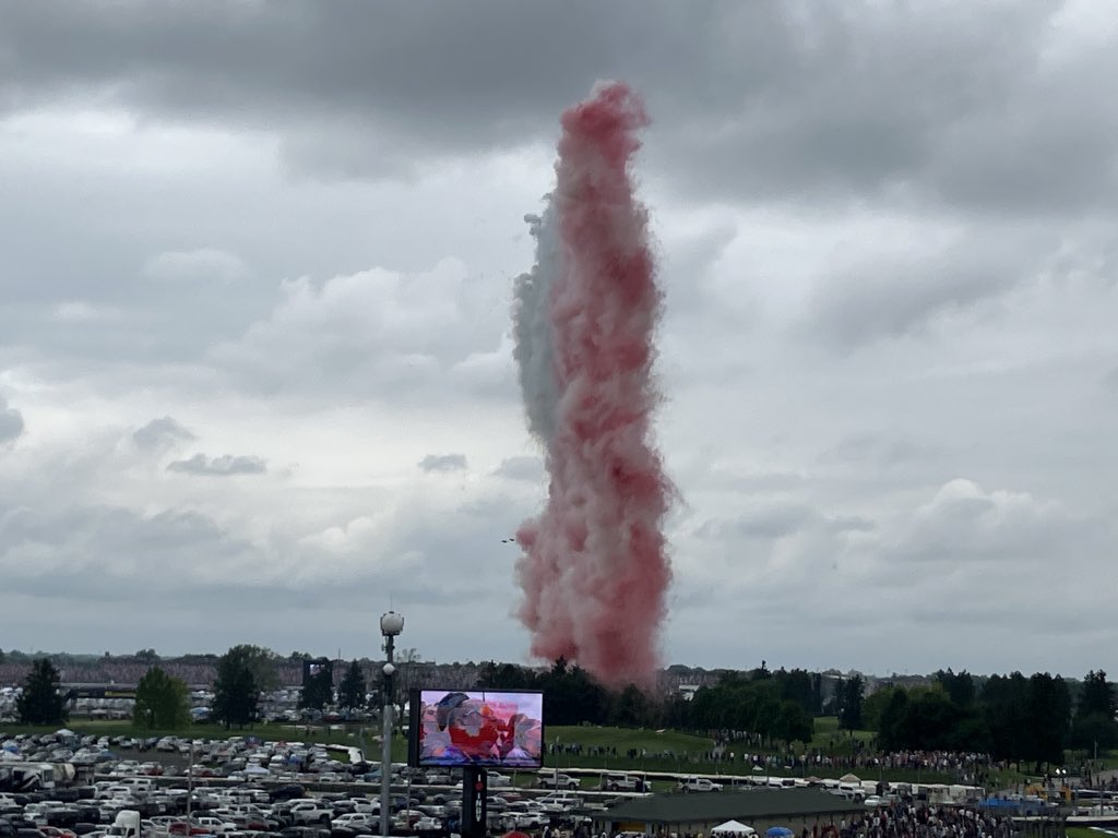 fatal_thread's tweet photo. まさかの演出。煙で国旗を表現。
 #Indy500 @IMS https://t.co/e54SQJlZtG