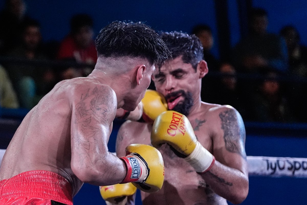 BoxeoDePrimera's tweet photo. 🥊De punta a punta; Silio Vilte es el nuevo campeón latino superligero CMB🥊
⚡️El campeón argentino 🇦🇷 no tuvo problemas para derrotar al mexicano 🇲🇽 Jorge Batalla Martínez y sumar un nuevo título para su carrera, con tarjetas todas 100-88, en lo que fue el cierre de la velada. https://t.co/8gDjA07ncG