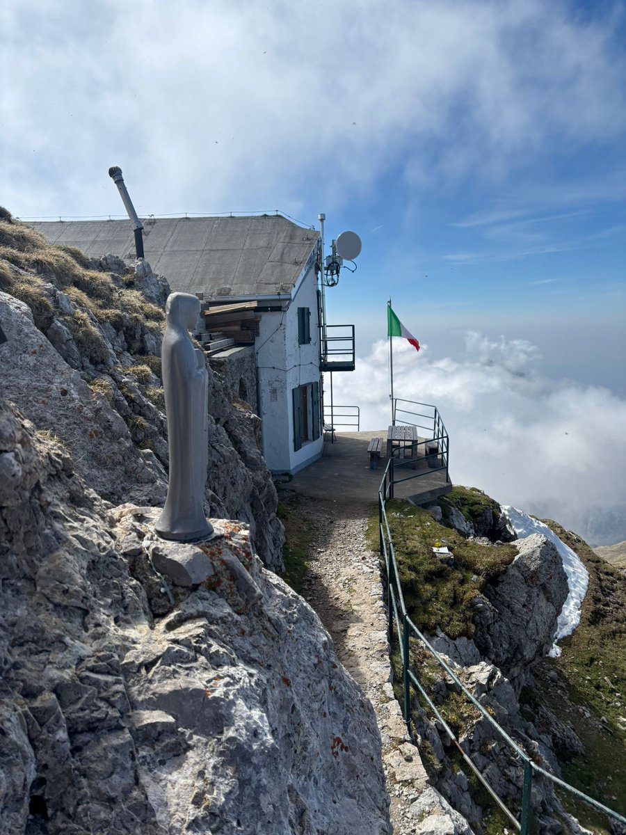 Saliinvetta's tweet photo. ๐ Rifugio Brioschi e Vetta della Grigna Settentrionale โฐ๏ธ
FOTO di ieri, sabato 23 Maggio ๐๏ธ
๐ Qui trovate tutti i dettagli del Rifugio :
https://t.co/9yfKtjPnX7
#rifugiobrioschi #grigna #grignone #valsassina #view #montagna #alpinismo #fotomontagna #trekking https://t.co/42bkf015S9