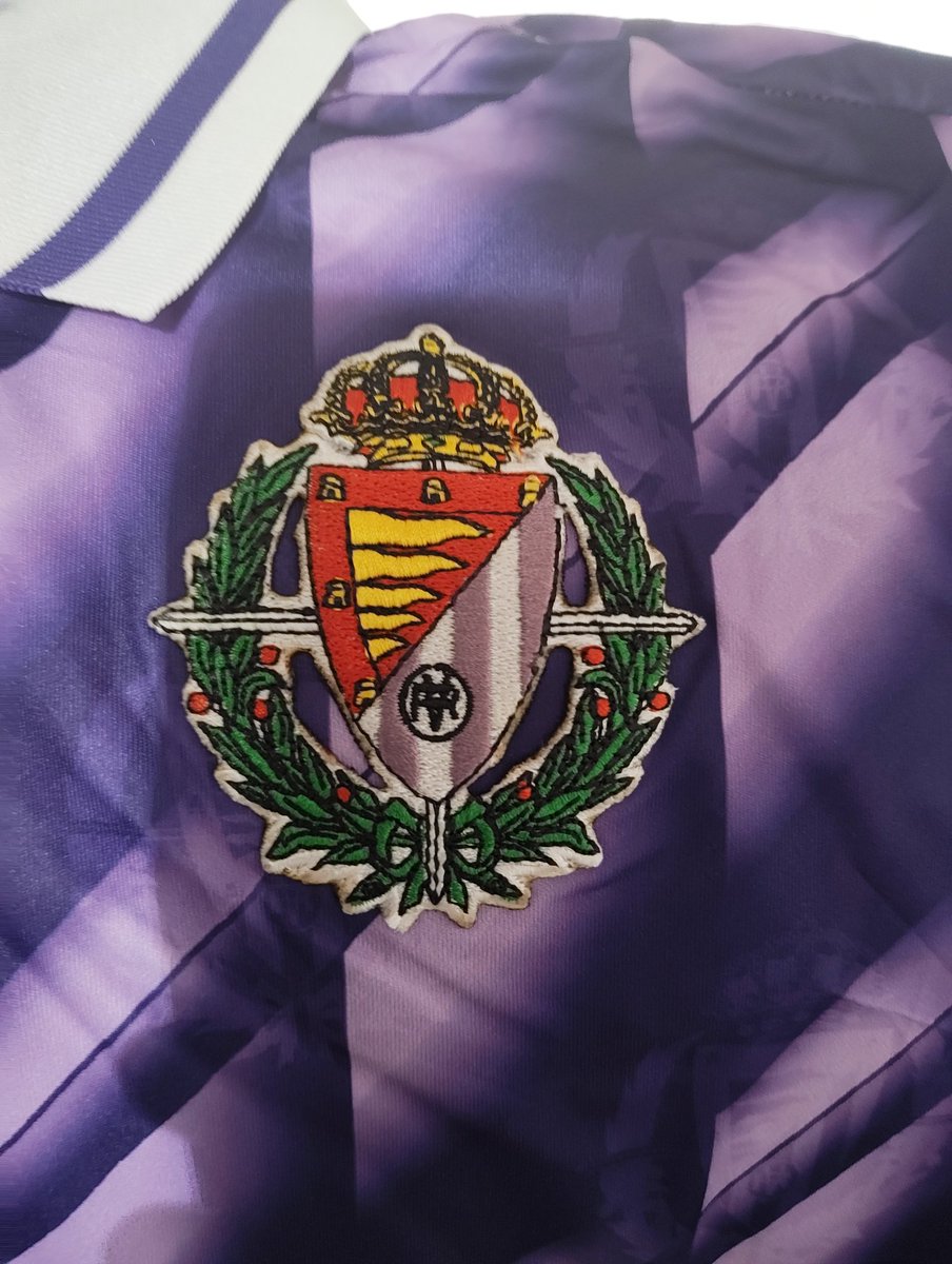 pote_isma's tweet photo. Tremenda la calidad de la camiseta retro @OLOMEsports, como siempre tienen las camisetas con los detalles mejor replicados del Real Valladolid. Y el servicio post-venta mucho mejor que el oficial de Kappa. Esperando cual será el siguiente modelo retro que decidan hacer https://t.co/cfLt6WNPTk