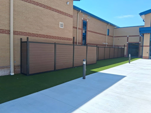 GuierFenceCo's tweet photo. Our commercial fencing blends maximum security with professional aesthetics. Using durable composites and robust metal framing, we ensure your property stays protected with a sleek, modern look that perfectly represents your brand.

#GuierFence #KC #FencingNeeds #CommercialFence https://t.co/GnFD4Z73wg