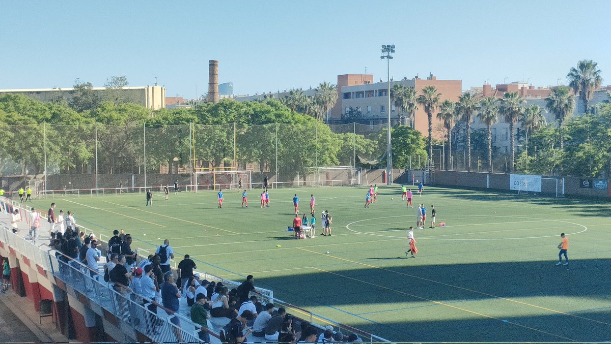somdelhospi's tweet photo. #Saludos des del Parc de la Catalana! En marxa el partit d'anada de la promoció d'ascens a Primera Catalana entre @SomMariners i @UniBellvitge. Minut 2, 0-0 al marcador
#TheCatalanGroundhopper #FutbolCat #2cat2 https://t.co/lHGGRfEcoX