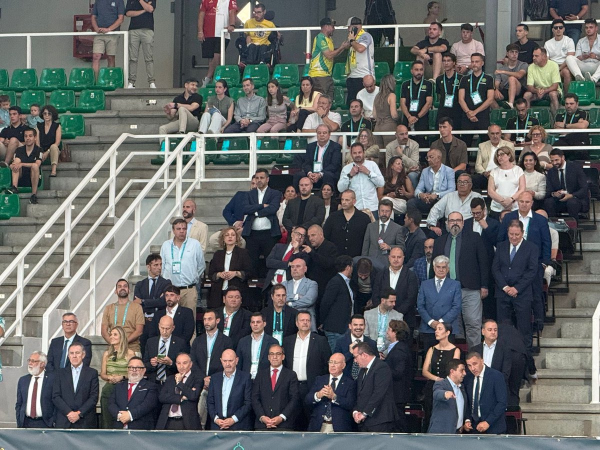 DGobExtremadura's tweet photo. 🏆El subdelegado del Gobierno en Cáceres, José Antonio García, ha asistido hoy a la final de la Copa de SM el Rey disputada en #Cáceres entre @JaenFS y @JimbeeCartagena, organizada por @rfef. 

👏🏻Enhorabuena a @JaenFS por el título y buen regreso a ambas aficiones. https://t.co/7FdjSw33Fx