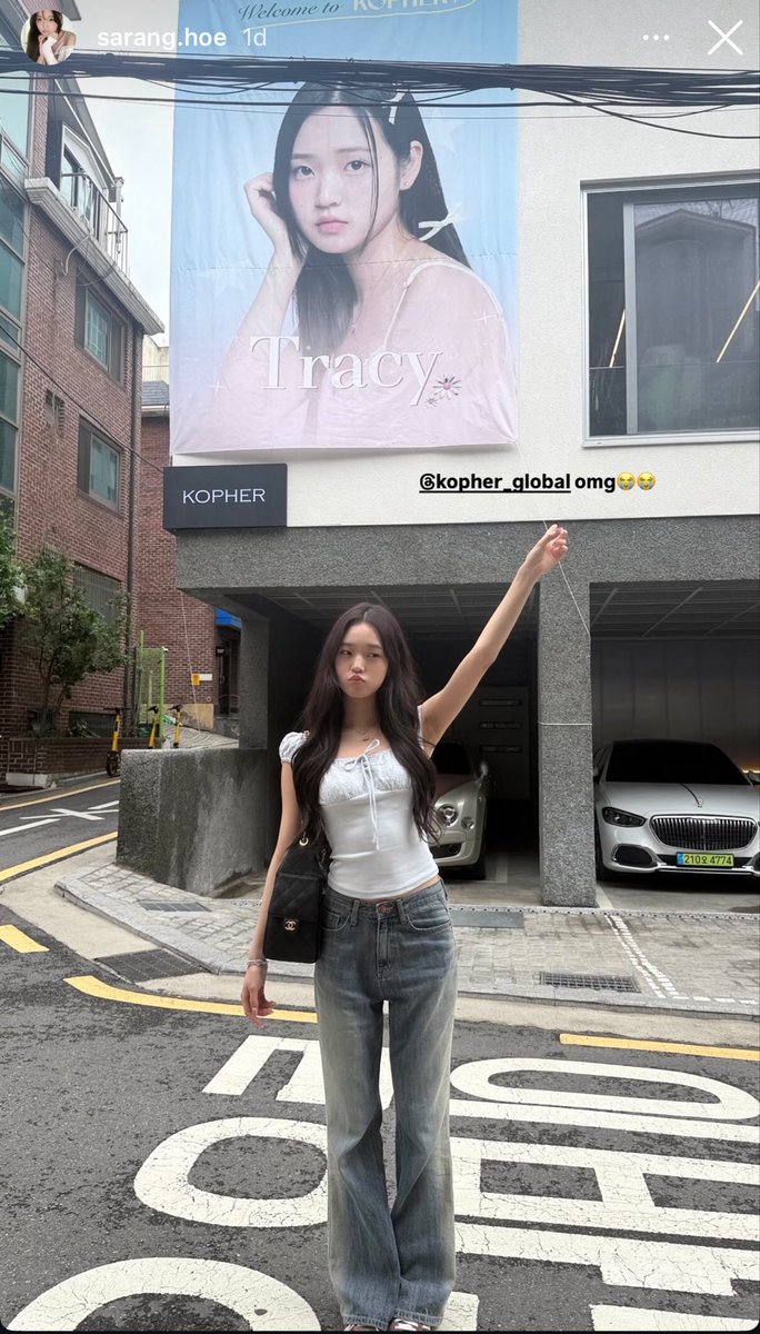 sparlkingstar's tweet photo. Having a visible thigh gap while wearing baggy jeans is diabolical 😭 https://t.co/VLdFb62LGv