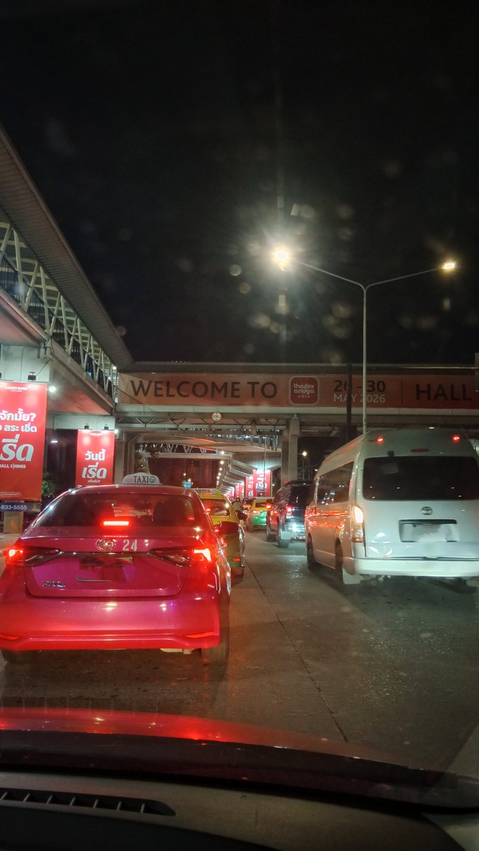 manow_wahn's tweet photo. @fm91trafficpro หน้าธันเดอร์โดม เมืองทองธานี เวลานี้ค่ะ https://t.co/8wGCfbBAxm
