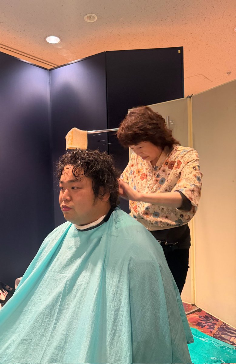 2013unzero's tweet photo. 出張カットは大嶽部屋の千秋楽パーティにて坂井さん断髪式後の整髪に行ってきました😉美容師では初めてなんじゃないかな😁🤟通常は床屋さんの仕事なので💇🏻‍♂️お声をかけてくれた美絵ちゃんに感謝☺️✨ありがと～🥰 https://t.co/cf3Zdo6HCy