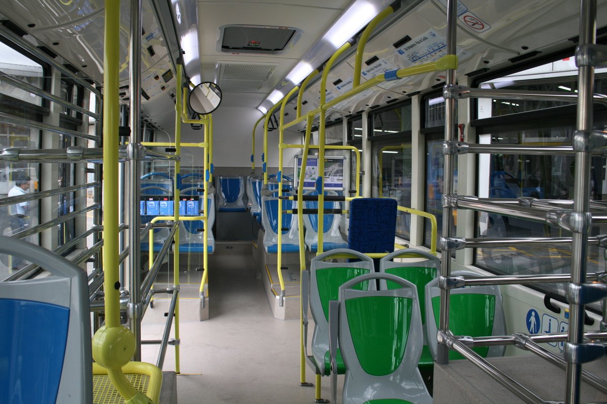 EMTmadrid's tweet photo. ✈️ En 2010, para dar servicio a la nueva Exprés Aeropuerto, EMT incorporó 12 autobuses Irisbus Iveco Citelis GNC.

🟡 Estos coches amarillos tenían espacios interiores especialmente diseñados para este servicio.

👉 Te los recordamos en nuestro #BlogEMT: https://t.co/pYR94efLrB https://t.co/KtlyJVdscf