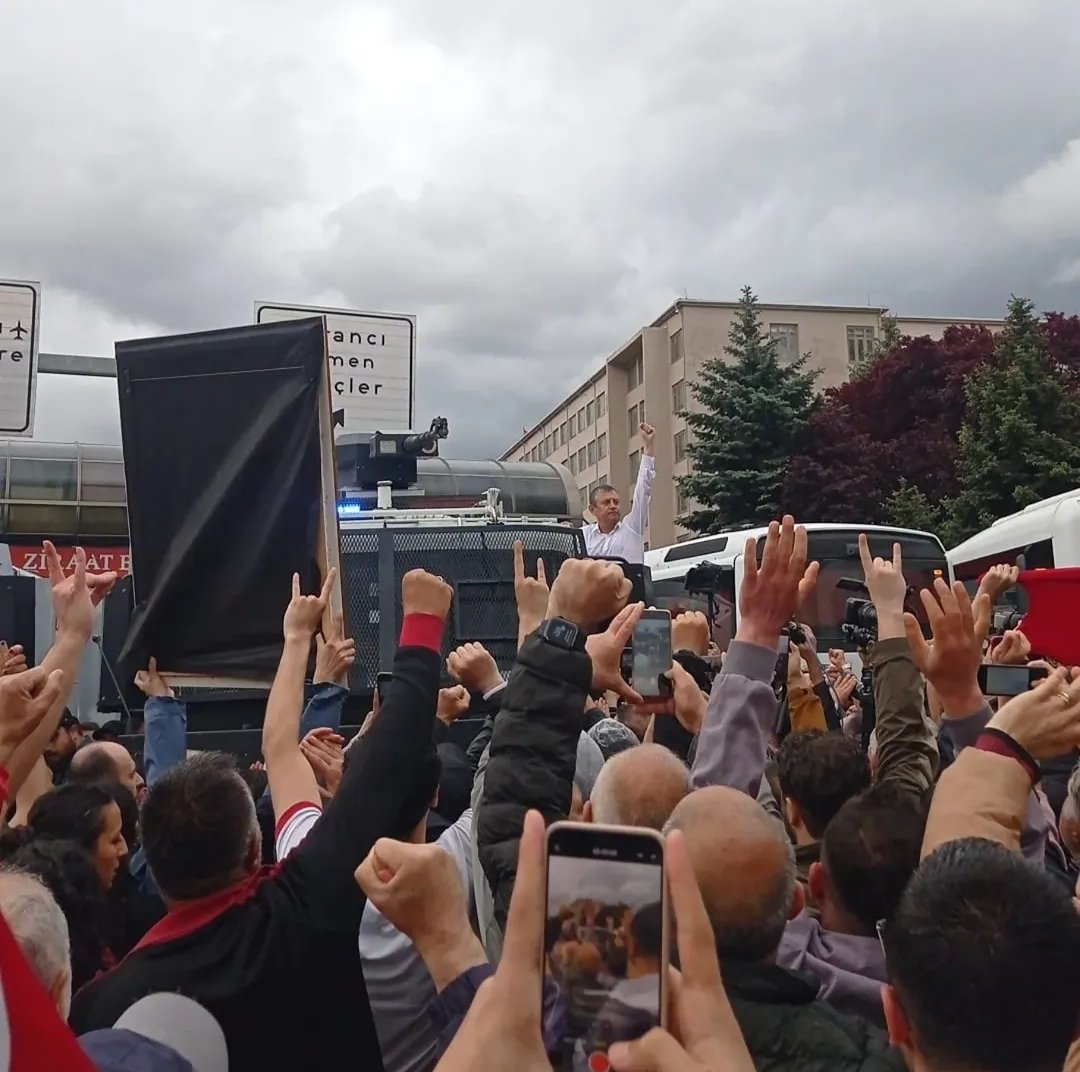 mete_hanguler's tweet photo. Bu görsel Türk Gençliğinin her seferinde üzerine düşeni yaptığını kanıtlar nitelikte. Umarız ki bu krizlerden dersler çıkarılırken, kim dost kim düşman bu hususada dikkat edilir. https://t.co/5KMR8PpF7X