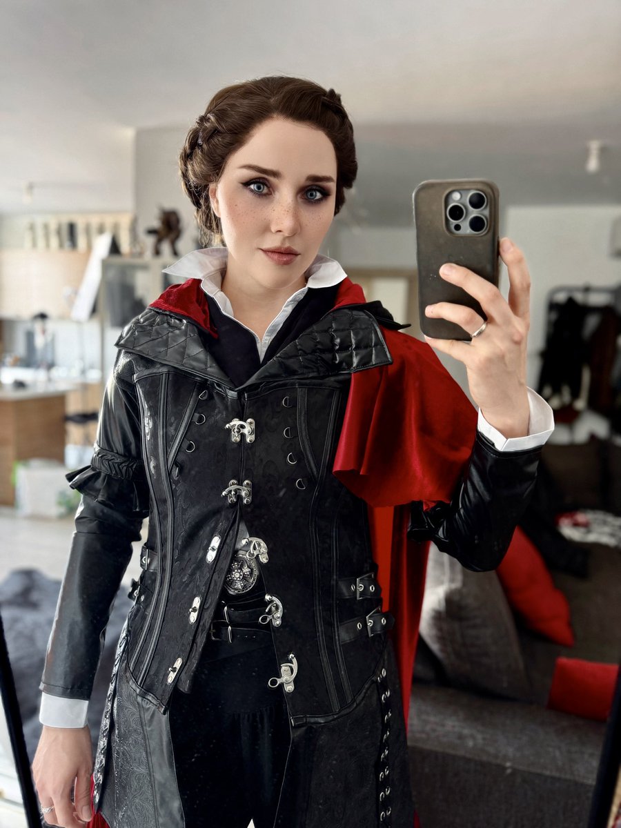 darkest_tale's tweet photo. Evie Frye cosplay test ❤️
Have you played Syndicate? 
I’m in love with Victorian London in general, and I think had a look at the game only for the sake of driving a carriage through London streets and wearing fancy outfits 😂

#assassinscreed #eviefrye #cosplaygirl https://t.co/bPiLrXqFeq