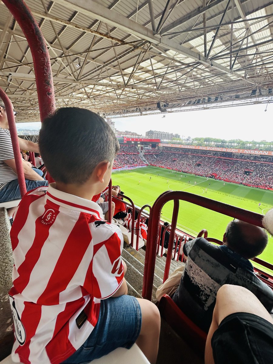 Jennniferllera's tweet photo. Lucas disfrutando del último en casa, la próxima más y OJALÁ MEJOR🙏🤞 @RealSporting https://t.co/Cw7QTaDDZB