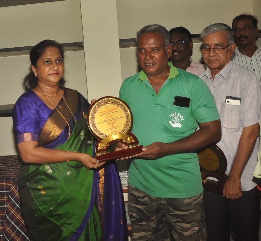 TreeBankIndia's tweet photo. தமிழ்நாடு அரசு பள்ளிக்கல்வித் துறை பொது நூலக இயக்கம் செங்கல்பட்டு மாவட்ட நூலக ஆணைக்குழு சார்பில் 22.05.2026 புதுப்பிக்கப்பட்ட போட்டித்தேர்வு பயிற்சி பிரிவு திறப்பு விழா மரக்கன்றுகள் நடும் விழாவில் செங்கல்பட்டு மாவட்ட ஆட்சியர் திருமதி. S.மாலதிஹெலன் IAS அவர்கள் Tree🌳Bank  விருது https://t.co/aOWlqcvPRq
