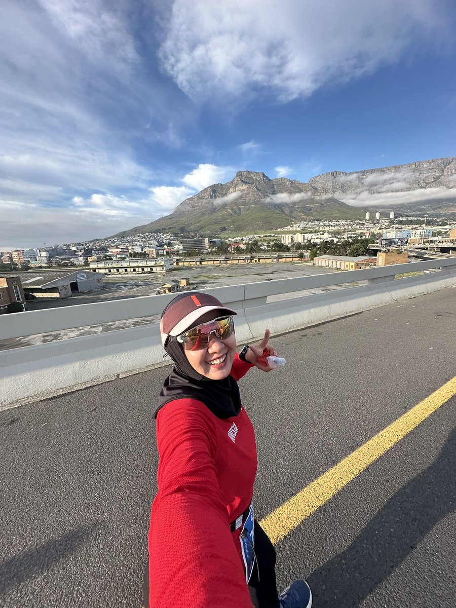 vavannisia's tweet photo. Table Mountain and Devil’s Peak clear view on KM 5. #capetownmarathon https://t.co/w3SborgtIC