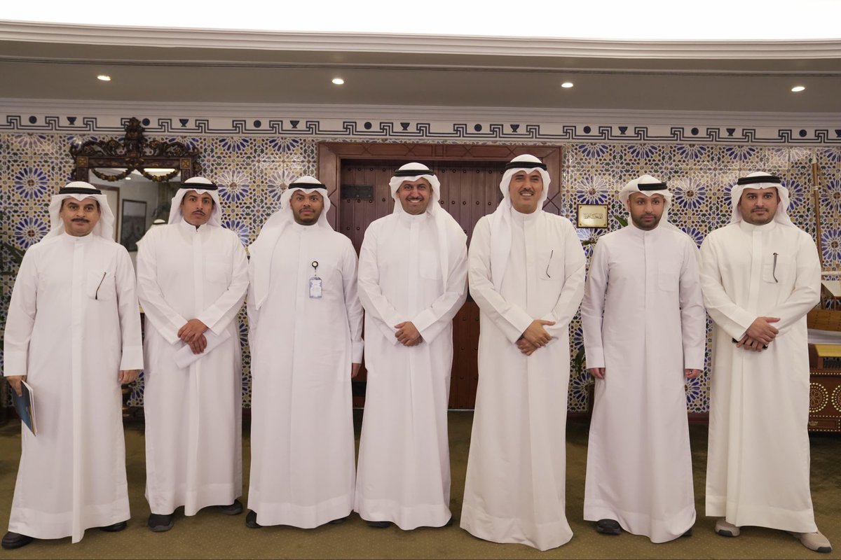 mohammadbalq's tweet photo. احب اشكر محافظ الاحمدي الشيخ حمود جابر الاحمد الصباح على حسن استقباله وكرم ضيافته ، وكما اشكر بعض اهلي منطقة الاحمدي على منحي شرف التطوع بنقل مقترحاتهم المتعلقة بتوفير الخدمات لذوي الاعاقة لمحافظة الاحمدي مرفق جميع المقترحات لكم ومشكورين وسامحونا على القصور 
@KuwaitiCM 

بسم الله الرحمن الرحيم

إلى والدنا وأخينا معالي محافظ محافظة الاحمدي الشيخ/ حمود جابر الأحمد الصباح المحترم 

السلام عليكم ورحمة الله وبركاته،،،

نتقدم إلى مقامكم الكريم، نحن أبناء محافظة الأحمدي، بهذا المقترح الذي نضعه بين أيديكم أمانةً، آملين أن يحظى باهتمامكم الكريم، لما له من أثر مباشر في خدمة ذوي الإعاقة وأسرهم، وتخفيف معاناتهم اليومية في التنقل بين المحافظات للحصول على خدمات متوفرة فعليًا في محافظة حولي، ولا تحتاج إلا إلى ربط إلكتروني وتوفير موظفين، خصوصًا في ظل ما تعانيه الدولة والديوان من تكدس وظيفي، مع وجود العديد من أبناء المحافظة العاملين أصلًا في تلك القطاعات.

كما أن توفير هذه الخدمات داخل مركز صباح الأحمد وجنوب الصباحية سيساهم في تخفيف الازدحام المروري، وتقليل تنقل ذوي الإعاقة والمكلفين برعايتهم بين المحافظات، وتذليل العقبات أمامهم بما ينسجم مع توجهات الدولة الإنسانية والخدمية.

مختصر الطلبات:

أن يكون مركز صباح الأحمد وجنوب الصباحية متكاملين، باستثناء اللجان الطبية.

فيما يتعلق بالقطاع الطبي:

١- قسم السجلات الطبية بكامل اختصاصاته:
١- مواعيد اللجان الطبية.
٢- تقديم المواعيد الطبية للحالات التي تتوافق مع شروط التقديم.
٣- تقديم طلب لجنة منزلية للحالات التي فوق ٦٥ عامًا وطريحي الفراش.
٤- تحديث بيانات المكلف والمعاق.
وجميع الاختصاصات الكاملة التي تساهم في تخفيف تنقل ذوي الإعاقة من محافظة إلى محافظة أخرى.

٢- قسم الاختبارات والمقاييس:
١- توفير مواعيد الاختبارات في المحافظة.
٢- توفير استلام نتائج الاختبارات في المحافظة.

٣- قسم المخصصات المالية والخدمات المطلوبة:
١- إمكانية التقديم لبدل السائق أو الخادم.
٢- إمكانية التقديم للمخصص الشهري لجميع الإعاقات: البسيطة ١٨٥، المتوسطة ٢٢٥، الشديدة ٢٧٧.
٣- إمكانية تقديم طلب المخصص ٥٩٤ لمن فوق ٢١ عامًا.
٤- إمكانية الحصول على شهادة راتب.
٥- إمكانية إضافة طفل للعلاوة الاجتماعية لذوي الإعاقة.
٦- جميع خدمات المخصصات المالية.

٤- قسم التأمينات التابع لاختصاصات الهيئة:
١- تقديم إجازة مرافق معاق والمعاق.
٢- تقديم طلب التقاعد للمكلف والمعاق.
٣- تقديم علاوة الأبناء المعاقين.

٥- قسم المكلف بالرعاية:
١- خدمة تعيين المكلف بالرعاية.
٢- خدمة تغيير المكلف بالرعاية.
٣- خدمة إيقاف المكلف بالرعاية.
٤- نواقص المكلف بالرعاية.
وجميع خدمات حولي المتعلقة بالمكلف.

٦- استلام المعاملات:
١- إصدار شهادة الإعاقة.
٢- إصدار لوحة المرور.
٣- إصدار شهادة المكلف.
٤- إصدار تخفيف ساعات العمل للمكلف والمعاق، مع توفير التراسل لهم.
٥- إصدار الكتب الموجهة لغير الكويتيين لبيت الزكاة وصندوق إعانة المرضى.

٧- قسم خاص بالإدارة القانونية للاستفسار وحماية ذوي الإعاقة.

٨- القطاع التعليمي:
١- فتح ملف تعليمي جديد.
٢- إعادة التقييم للقرارات التعليمية.
٣- خدمة الاستفسارات التعليمية لتجنب ولي الأمر دفع رسوم المدرسة.

٩- قسم خاص لفريق أصدقاء المعاقين التابع لمدير عام الهيئة، والمعني برصد المخالفات المتعلقة بكود البناء الكويتي في جميع المباني الخاصة والعامة، وحماية ذوي الإعاقة وفق ما جاء في القانون، المادة 68.

ونسأل الله أن يوفقكم لما فيه خير المحافظة وأبنائها، وأن يديم عليكم الصحة والعافية، وأن تجد هذه المطالب الإنسانية والخدمية اهتمامكم الكريم، لما لها من أثر مباشر في التخفيف عن ذوي الإعاقة وأسرهم.

وتفضلوا بقبول فائق الاحترام والتقدير،،،
أبناء محافظة الاحمدي