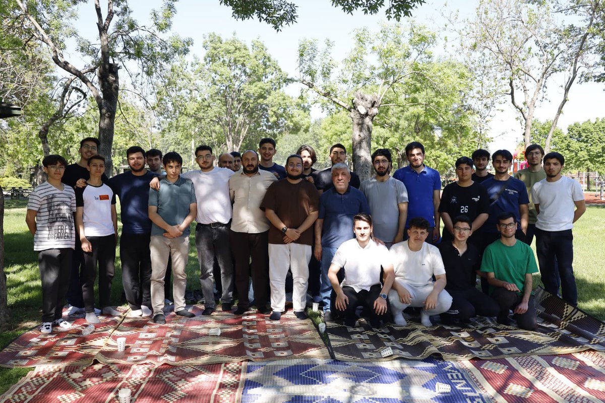 EnderunKonya's tweet photo. Genç Enderun Konya olarak dönem kapanış programı kapsamında Dönem Sonu Pikniğimizi gerçekleştirdik.

Abdullah Taş hocamızın, Cami-Kitap programı kapsamında Seyyid Kutub’un Yoldaki İşaretler kitabını değerlendirdiği programımızı; ikram, muhabbet ve etkinliklerle tamamladık. https://t.co/VhXAdy49PZ
