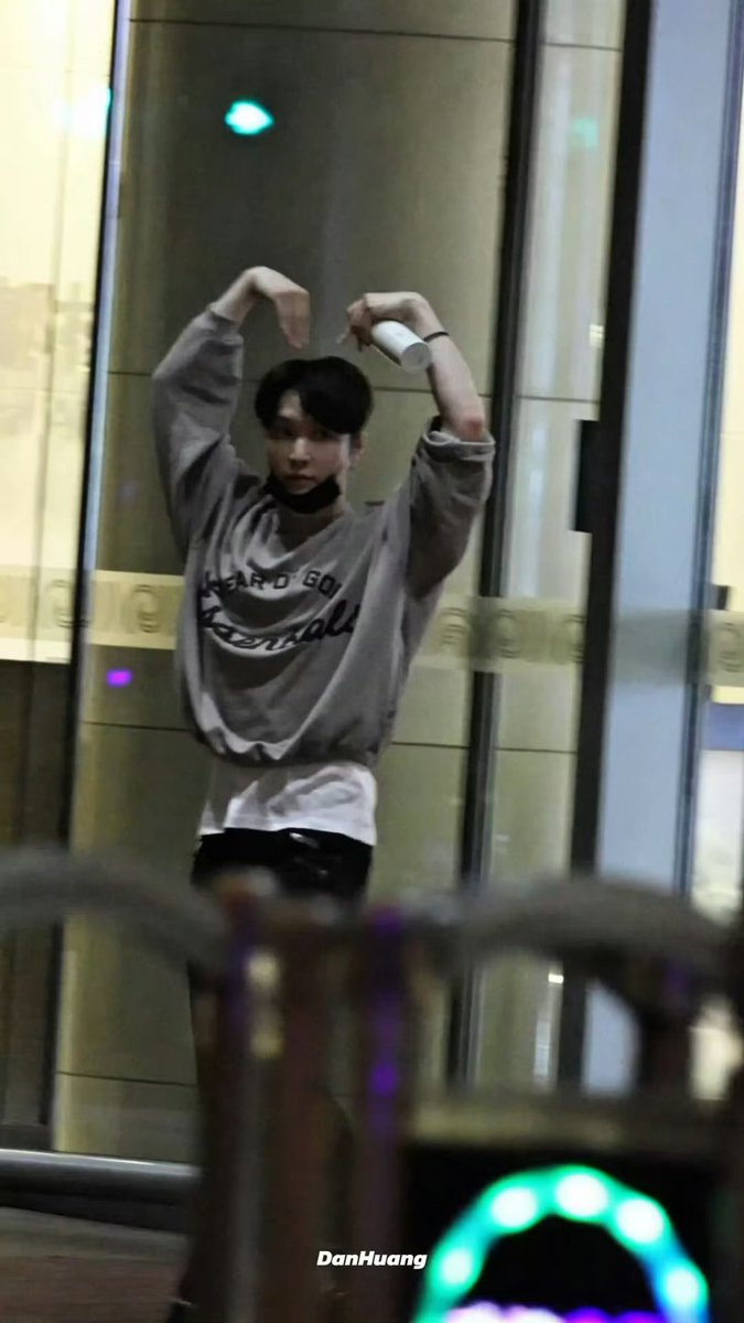 YuXING1012's tweet photo. YIXING HEART HEART TODAY 💜🫶 https://t.co/GhJ9NT8vtu