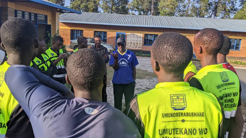 kanyinya_sector's tweet photo. Kuwa24/05/2026 urubyiruko rwo mu Murenge wa Kanyinya ruri mu byishimo byo gusoza kubaka ikibuga cya BASKETBALL kizajya kibafasha kwidagadura.Turashimira @RafikiClub,GS Kanyinya na Kanyinya TSS.
@Nyarugenge
@CityofKigali
@RwandaYouthArts
@RwandaLocalGov https://t.co/cVHDoOnhXH