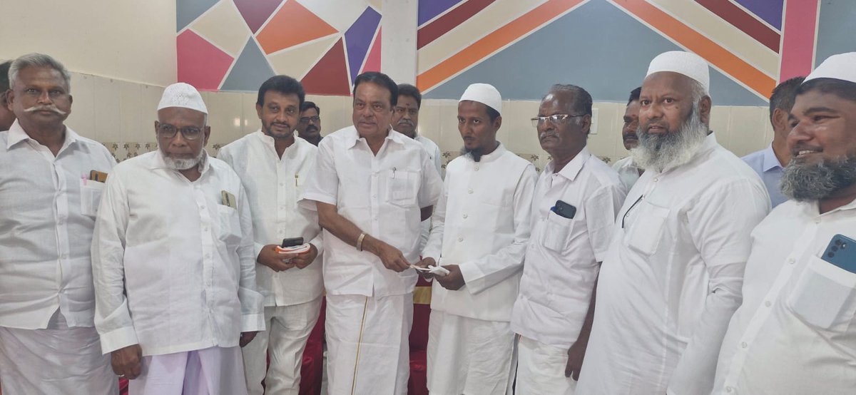 nishathko's tweet photo. சோளிங்கர் முன்னாள் சட்டமன்ற உறுப்பினர் அண்ணன் திரு ஏ எம் முனிரத்தினம் அவர்கள் மேல்விஷாரம் சிறுபான்மை துறை மாவட்ட துணைத் தலைவர் எச் ரபிக் அஹமத் இல்ல திருமணத்தில் கலந்து கொண்டு மணமக்களை வாழ்த்திய நிகழ்வு. https://t.co/aupji1wAia
