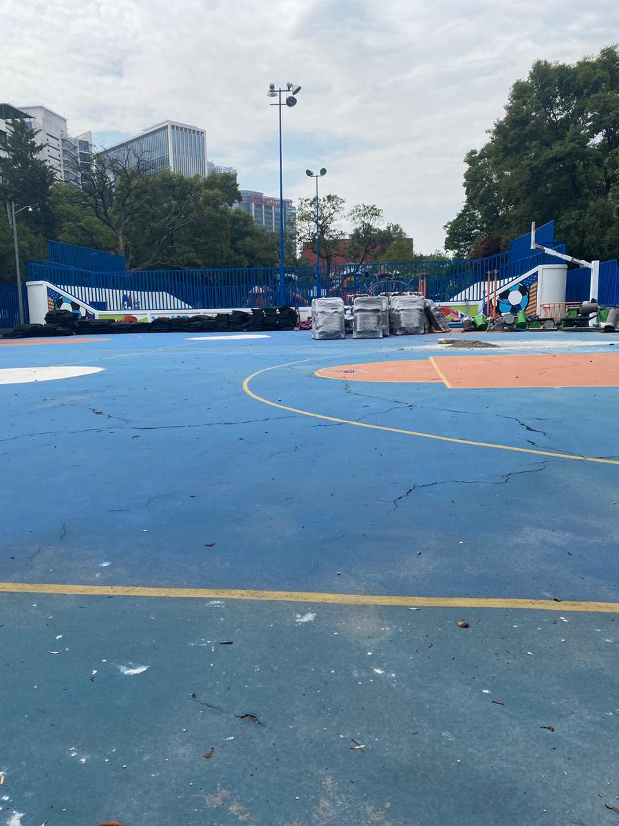 Nepomuk75's tweet photo. @LuisMendozaBJ Mejor termina de arreglar las canchas del parque, ahora son bodega. Sacaron desde feb a niños y profes que tomaban clases. No es justo, para un evento sí mega operativo y acá seguro la @BJAlcaldia le ha de pagar a 3 trabajadores solamente. @Seg_NapolesDF @vecinosnapoles https://t.co/TAbxNN9reT