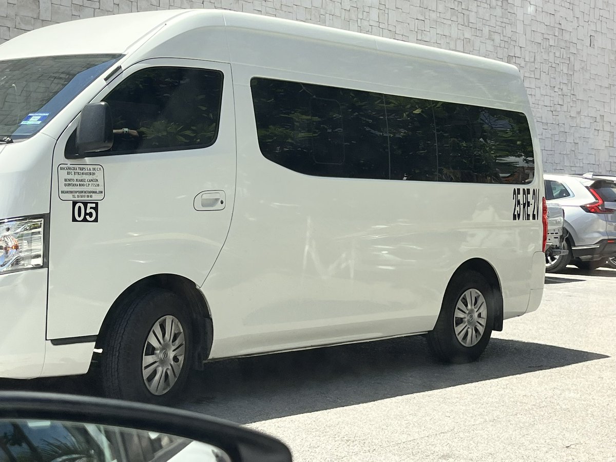 wilber_784's tweet photo. @MaraLezama @imoveqroo a ver si le pueden hacer algo a estos tipos que conducen estas vans. Al conductor de esta unidad se le pidió de favor si se podía mover para que nos pudiéramos estacionar y se portó grosero el tipo https://t.co/e3PWEGffZ5