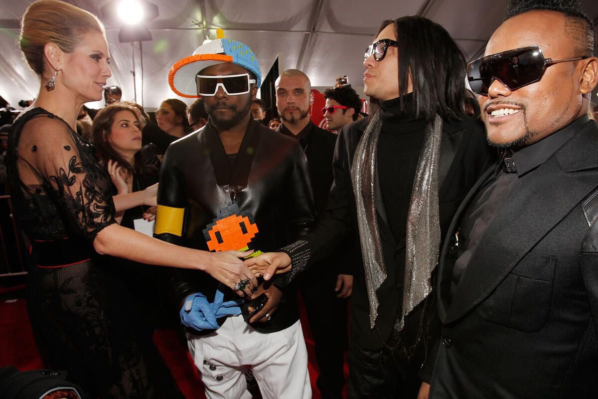 bep's tweet photo. Nothing like a little @AMAs throwback especially when we’re up for 'Best Throwback Song '🎶

Peabodies, don’t miss the show! Monday, May 25 at 8pm ET / 5pm PT on @CBS and @paramountplus ! BIG LOVE 🫶 #AMAs https://t.co/EDGtOSjUjA