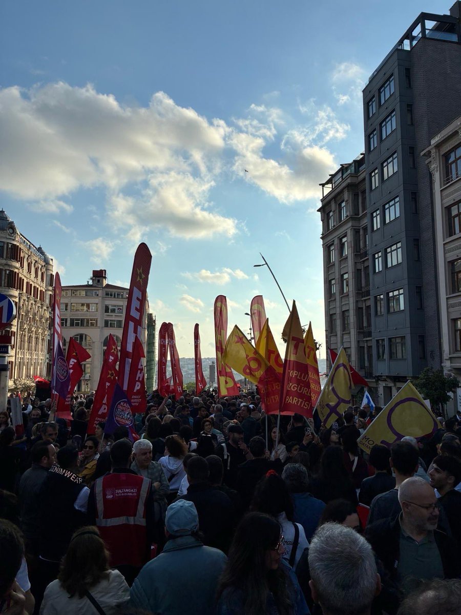 toplumsalist's tweet photo. İktidarın darbelerine karşı Şişhane’de eylemdeyiz.

Faşizme geçit yok! Mutlak butlan kararını kabul etmiyoruz!

#mutlakbutlan https://t.co/DSoY2rItap