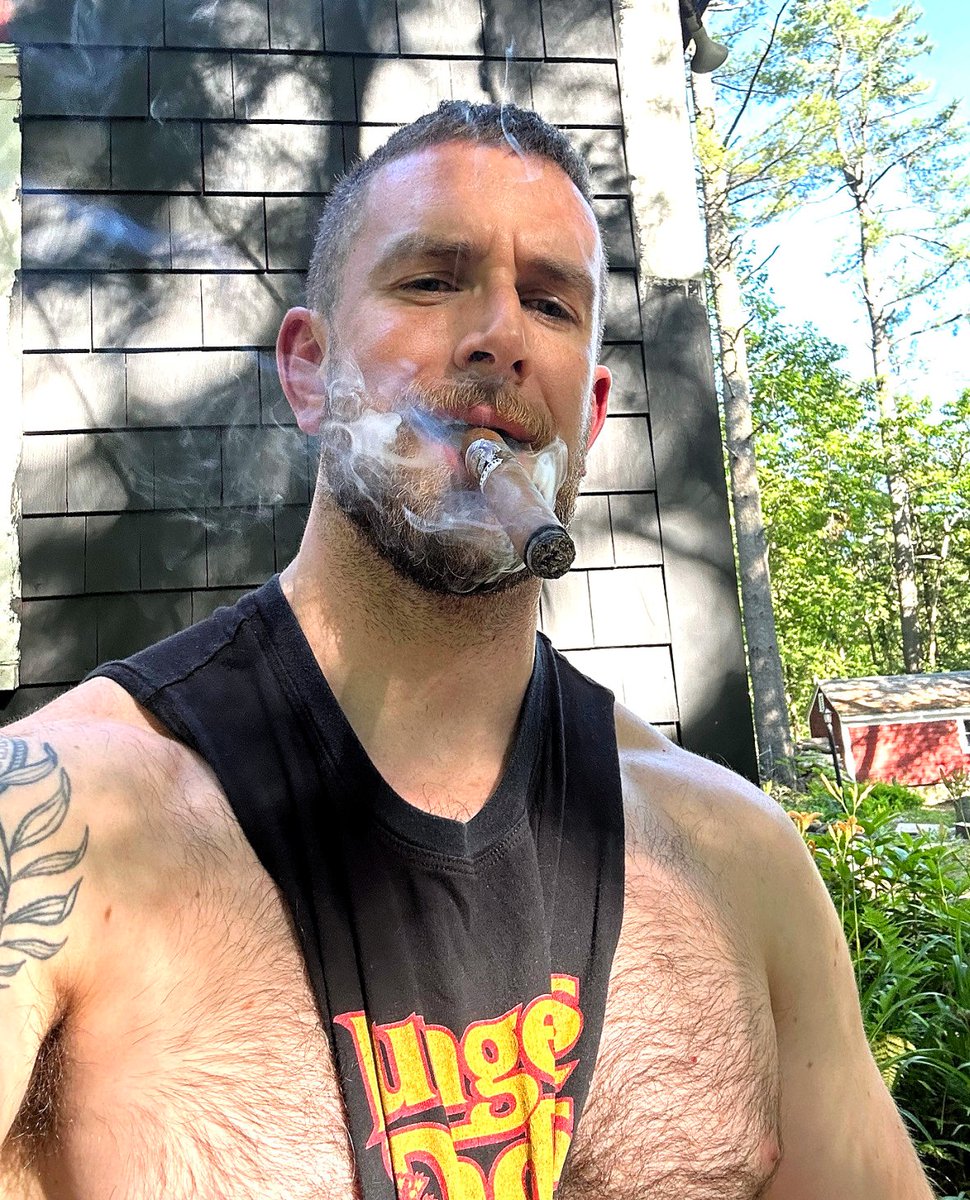 cigarbeards's tweet photo. hot man @rodricksnowxxx https://t.co/nZS29HyzBr