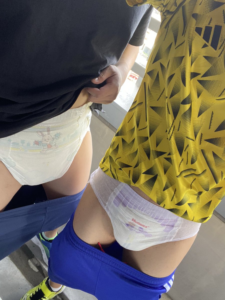 Alexanderabdl's tweet photo. 今天@CodyBoyDDD 弟弟跟Alex兩隻寶寶穿著超級帥的鞋鞋一起去外面放電⚡️⚡️

兩隻寶寶跳來跳去玩得很開心呢🥰

那帶著兩隻還在包尿布的寶寶需要注意什麼呢？就是很常需要停好車直接在停車場幫兩隻寶寶檢查尿布～

那麼兩隻寶寶需要換尿布了嗎？

#abdl 
#diapercheck https://t.co/uuXL3Hpw4D