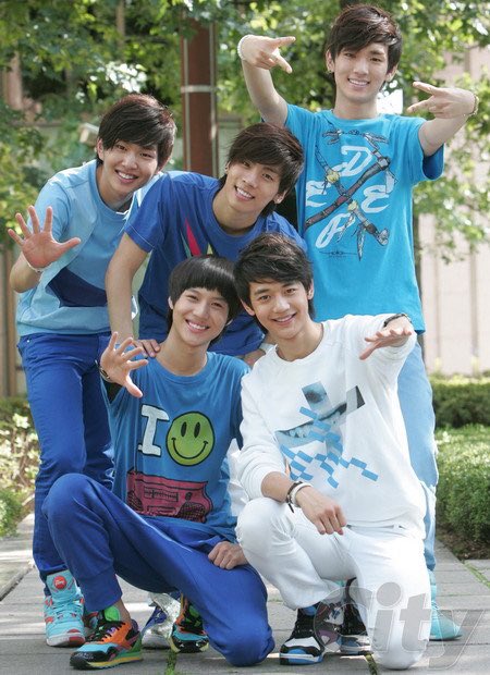 nycshinee's tweet photo. Happy SHINee day!
Can’t believe it’s been 18 years already 🩵

💎💎💎💎💎 

#Happy_SHINeeDay 
#SHINee_18th_Debut_Anniversary https://t.co/fDzLWtDsDR
