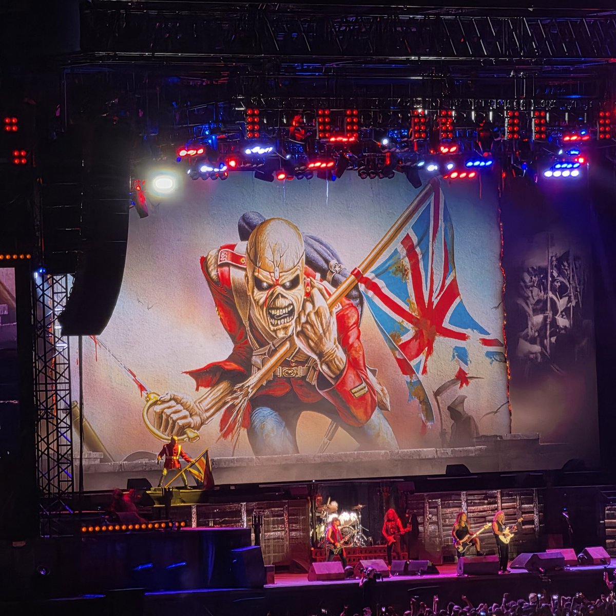 FightingHen's tweet photo. @SzymonBijak Zdecydowanie polecam. Świetne show #IronMaiden w Atenach https://t.co/pvIZr0sYAg