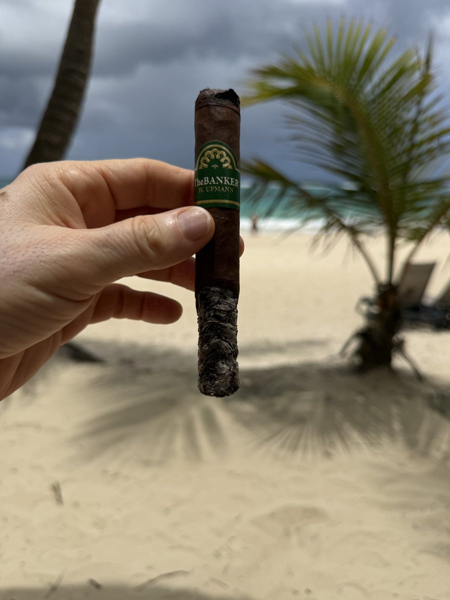 telarentopr's tweet photo. Manager en modo descanso 🌴⚾️
Hoy se gana sin sudar la camiseta. #HUpmann The Banker q está de campeonato, miren esa quemada y el "palito" resolviendo en el bullpen y esta vista. 🥰🌴🍹 Lo bueno es bueno. ¡Salud, señores! 💨 #BaseballLover #CigarLover #PuroRelax https://t.co/GhMVpfFyu8