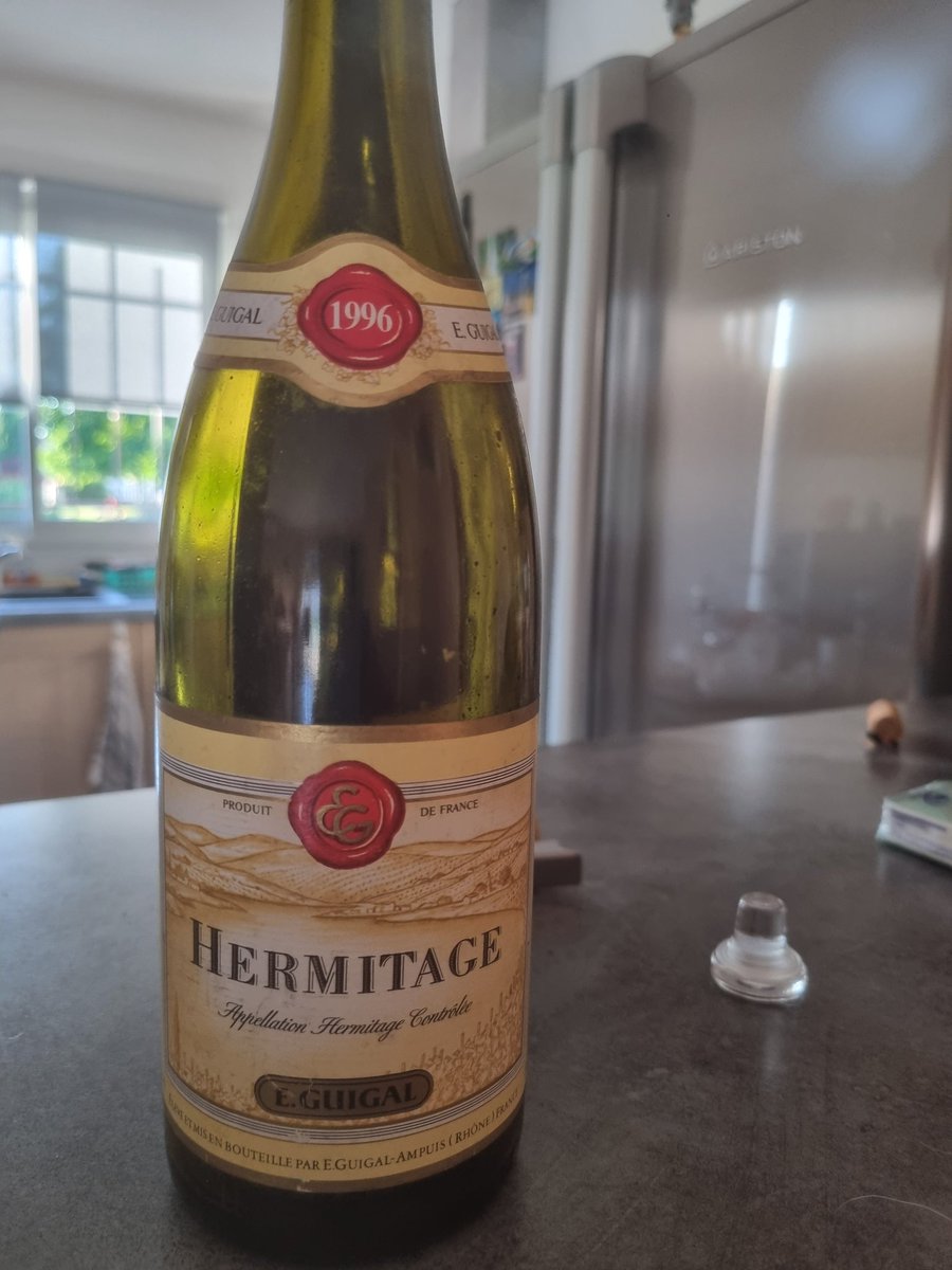 lole3112's tweet photo. Une veille dame qui s'est très bien tenue le peu de matière est remplacé par des arômes de café pas de défauts pour une cuvée générique c'est à noter https://t.co/aYNXJgeTPP