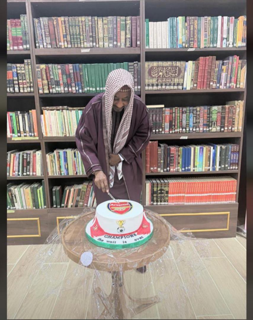 Ahmad_Gogel's tweet photo. His highness Sunusi Lamido Sunusi is a gunner ✌️🔴❤️

#Arsenal. 🏆❤️ https://t.co/uDO62CcWfY
