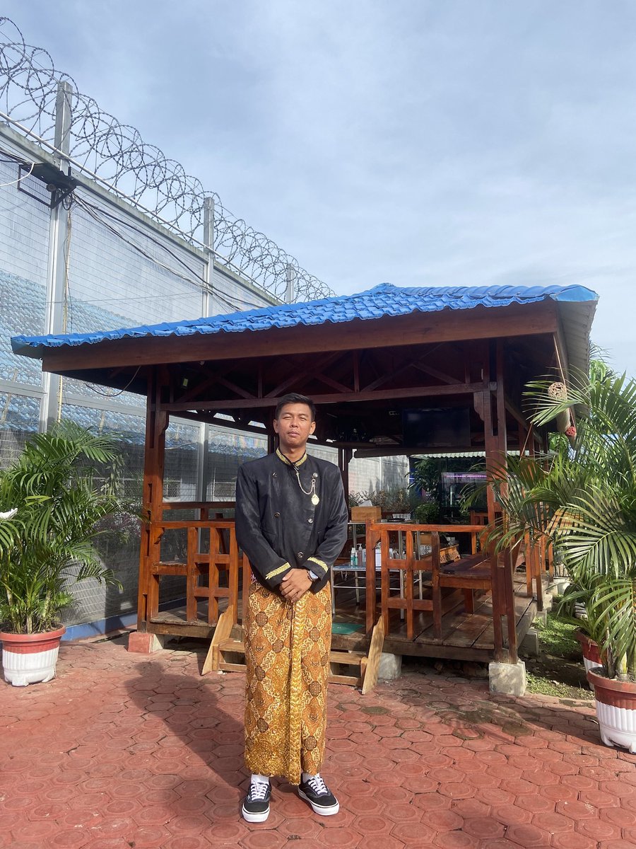 sunsethunter15's tweet photo. bahkan cocok dgn baju adat jawa https://t.co/VntfnoDkUc