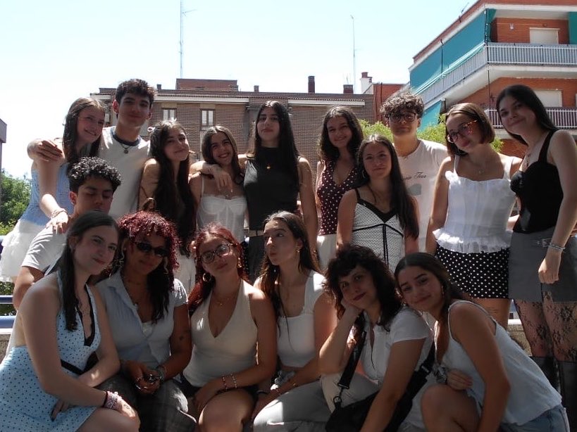17homesickbaby's tweet photo. somehow i got lucky 🌟#MadridLocketTour @nottirynn @StaySpinninPol @envythewoods @effortsociety @silentspins @yassdolls @needygirltbh https://t.co/CIMBwJLAmx