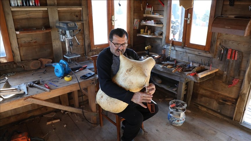 oneminutecoder's tweet photo. @Rainmaker1973 A Laz man playing the tulum (a type of bagpipe) in Rize, Türkiye. https://t.co/3PeiCzlSr0