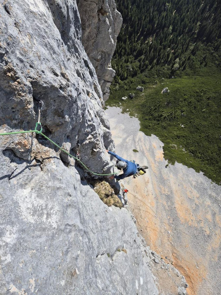herbert_kickl's tweet photo. Heute mal wieder klettern gewesen. Liebe Grüße von der Rax 🧗‍♂️ https://t.co/81VpHDYLRQ