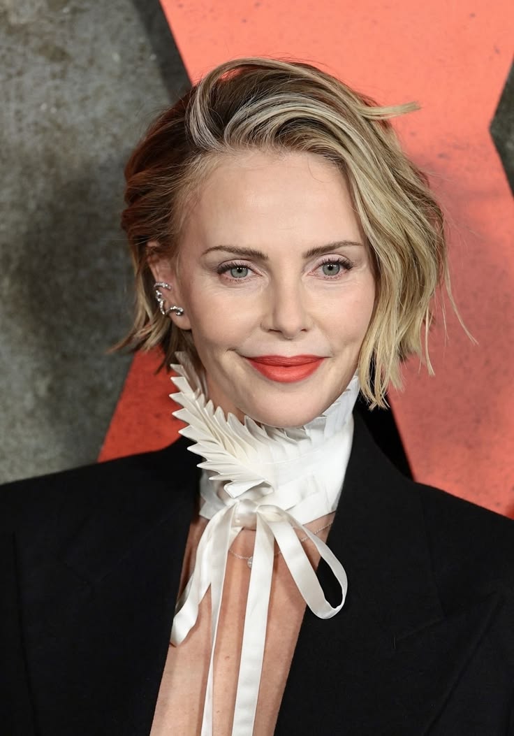Charlizether307's tweet photo. How did I look? https://t.co/xeB0lunDl1