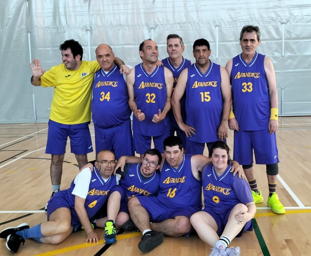 afandice's tweet photo. 💥 ¡FINAL DE UNA GRAN TEMPORADA! 💪🏻 #LigaFEMADDI @femaddi @deportecmadrid #LigaPlataA #basket 🏀

👏👏👏 ¡QUE GRAN EQUIPO #Villaverde #AFANDICE!

𝑳𝒂 𝒊𝒏𝒄𝒍𝒖𝒔𝒊𝒐́𝒏 𝒂 𝒕𝒓𝒂𝒗𝒆́𝒔 𝒅𝒆𝒍 𝒅𝒆𝒑𝒐𝒓𝒕𝒆 ⚽🏀🏊‍♂️🎳🥎

#VillaverdeEsDeporte #MadridEsDeporte #GoAFANDICE🔵🟡 https://t.co/SDXxYYbbmU