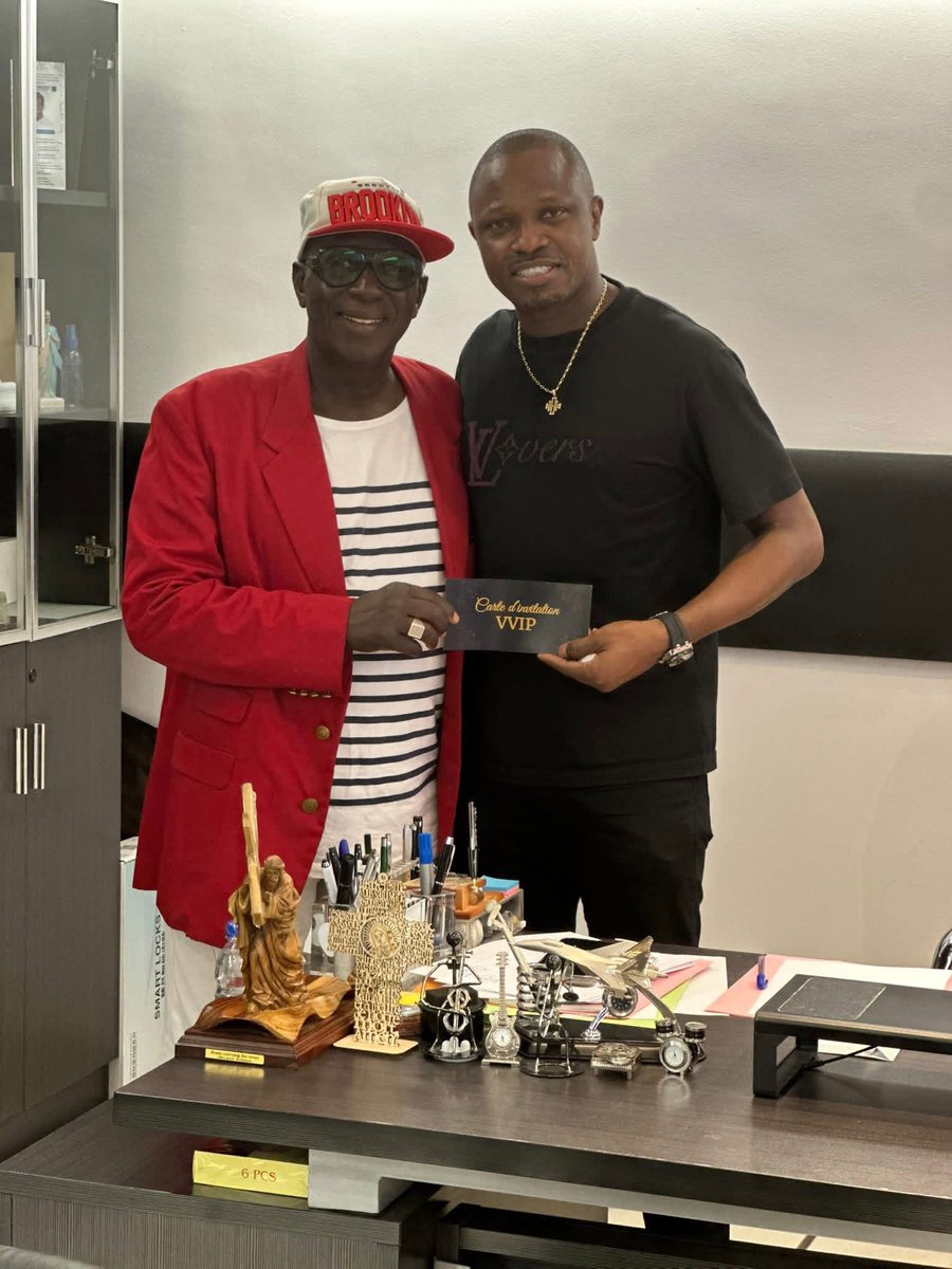 PapaAdo225's tweet photo. 🇨🇮 Tonton Bouba Officiel raconte une histoire bouleversante :

« En 1999, une dame avait promis à son enfant : “Si tu passes en classe de CM2, je ferai tout pour que tu rencontres Tonton BOUBA.”

Elle vivait à Aboisso et l’enfant se trouvait à Daloa. Après avoir été chercher son fils, ils ont pris le car pour le retour. Arrivés du côté de Toumodi, le car s’est arrêté pour permettre aux passagers de manger. C’est à ce moment-là qu’un camion est venu percuter le car.

La maman est malheureusement décédée, et l’enfant est tombé dans le coma.

Paix à l’âme de Juliette Nzian, qui a appelé mon directeur à la RTI pour lui dire qu’on avait besoin de Tonton BOUBA, parce que dans le sac de l’enfant se trouvait un ticket pour la finale de NESCAO. Il m’avait même écrit un courrier.

Quand j’arrive à l’hôpital, on me demande si je connais le petit. Je réponds non. On me montre alors ce qu’il avait dans son sac, preuve qu’il venait assister à la finale de WOZO VACANCES.

Les médecins m’expliquent que si, dans deux jours, il ne se réveille pas, il risque de sombrer dans un coma très profond.

On m’habille alors d’une blouse blanche, car il était en réanimation. Je vais le voir et je lui dis :

“Bonjour mon petit, je m’appelle Tonton BOUBA.”

Il ne réagit pas.

Alors je commence à chanter :

“BOUBA BOUBA, tu es mon tonton,
Tous les samedis, je veux m’amuser avec toi…”

Et là, l’enfant commence à sourire.

Les médecins m’encouragent à continuer. Je poursuis donc :

“Nous sommes les tout-petits,
Nous aimons WOZO,
Nous voulons chanter,
Nous voulons danser,
Nous voulons nous amuser avec Tonton BOUBA.”

Il n’ouvrait toujours pas les yeux, mais cette fois il souriait vraiment.

Ensuite, nous avons acheté un magnétophone et mis la cassette afin que les chansons jouent auprès de lui.

Trois jours après, grâce à DIEU, il est sorti du coma.

C’est ça, la magie de la télévision. Aujourd’hui, je recherche cet enfant, devenu un homme, afin qu’il vienne témoigner le 30 mai. »

Félicitations au président du BENIN !