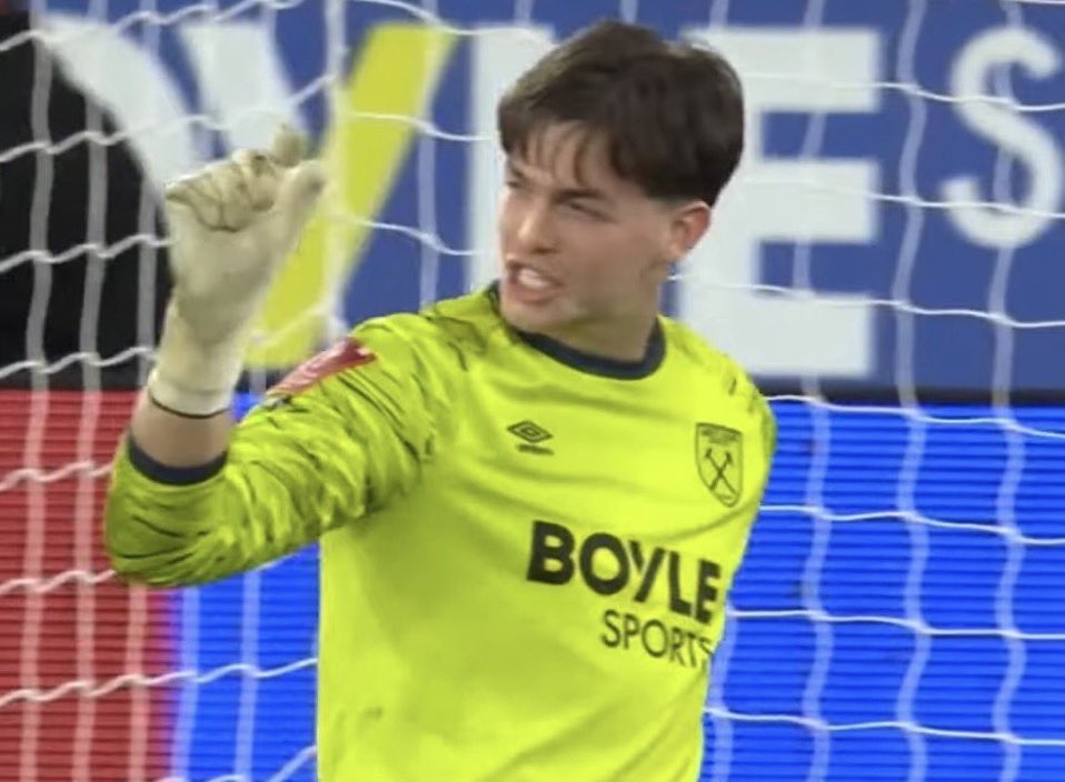 LeedsZone_'s tweet photo. @WestHam_Central This close to staying up eh boys? 🤏 https://t.co/UwlhtR1i0Z