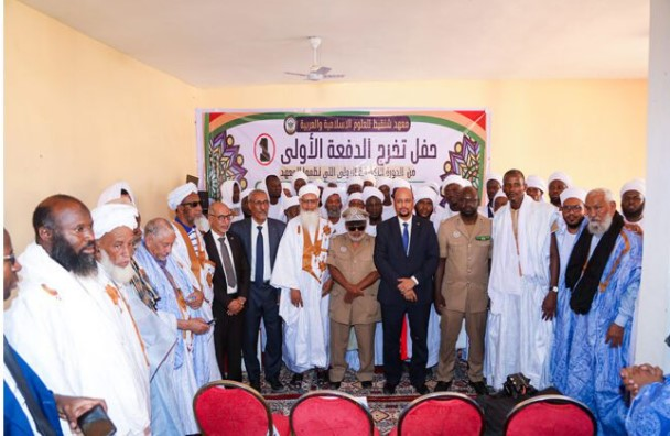 logen_bin_hatem's tweet photo. في إطار دعم الكفاءات الدينية أشرف بيت الله ولد أحمد لسود على تخرج أول دفعة من برنامج تكويني نظمها معهد شنقيط للعلوم الإسلامية والعربية مستفيدا منه 30 إمامًا من مختلف الولايات الداخلية
خطوة تعكس الاهتمام برفع مستوى التأطير الديني وتعزيز الوسطية
#موريتانيا #الأئمة #التكوين_الديني https://t.co/4YhTjbOMkM