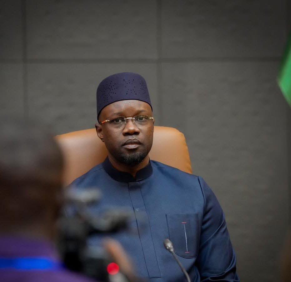 BakhdadO's tweet photo. 📌Ousmane Sonko doit retrouver toute sa place dans l’architecture institutionnelle du Sénégal, et sa désignation à la présidence de l’Assemblée nationale représenterait un choix à la fois stratégique, politique et symbolique.

D’abord, la présidence de l’Assemblée nationale est une fonction majeure dans la République. Elle fait de son titulaire la deuxième personnalité de l’État. À ce poste, Ousmane Sonko continuerait naturellement à représenter le pays lors des grandes cérémonies officielles, des rencontres institutionnelles et des événements de portée nationale et internationale. Son expérience, sa notoriété et son poids politique permettraient de donner une visibilité encore plus forte à l’institution parlementaire.

Ensuite, il est évident que le rayonnement politique d’Ousmane Sonko dépasserait largement le cadre national. Grâce à son influence et à l’intérêt qu’il suscite à l’échelle africaine et internationale, il pourrait hisser l’Assemblée nationale sénégalaise à une dimension exceptionnelle. À travers la diplomatie parlementaire, il aurait la capacité de nouer des relations solides avec d’autres parlements, des organisations internationales et des partenaires étrangers, renforçant ainsi la place du Sénégal sur la scène mondiale.

Par ailleurs, sa présence à la tête de l’Assemblée nationale permettrait un meilleur encadrement de la majorité parlementaire. Ousmane Sonko pourrait impulser une dynamique de réformes ambitieuses à travers des propositions de lois fortes et structurantes, notamment sur la transparence dans la gestion publique, le contrôle des caisses noires, la gouvernance et la reddition des comptes. Son leadership politique donnerait une orientation claire au travail parlementaire et contribuerait à rapprocher davantage les institutions des préoccupations des citoyens.

Enfin, certains estiment qu’une présidence de l’Assemblée nationale pourrait constituer un obstacle en cas d’élection présidentielle anticipée, notamment si le président de la République était empêché. Cet argument ne tient pas réellement, car le président de l’Assemblée nationale peut parfaitement démissionner de son poste pour se présenter à une élection présidentielle. C’est justement dans cette logique que la présence d’une personnalité comme El Malick Ndiaye à la vice-présidence de l’Assemblée prend tout son sens : elle garantirait la continuité institutionnelle et la stabilité de l’institution en cas de transition.

Au final, confier la présidence de l’Assemblée nationale à Ousmane Sonko serait non seulement un choix politique cohérent, mais aussi une décision capable de renforcer l’influence du Parlement sénégalais, d’accélérer les réformes et de consolider la place du Sénégal dans les relations internationales.

Moustapha THIAM
MONCAP FRANCE