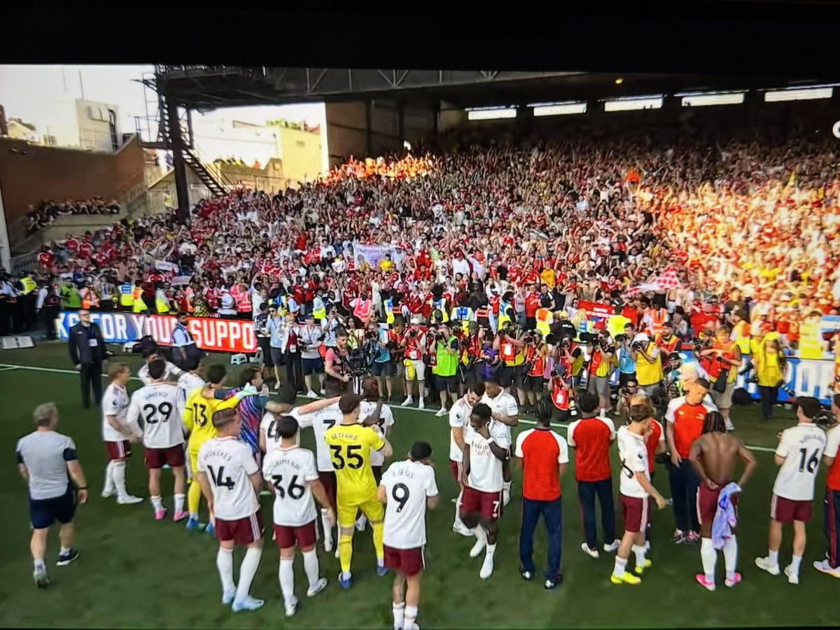 tomiriann's tweet photo. @IDGoonerscom mari kita rayakan gun #COYG ❤️🤍 https://t.co/dTeyZFM4IX