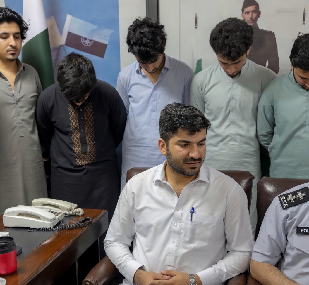 K4mi_i's tweet photo. ان لوگون کے سر شرم سے جھکے ہوئے ہیں نظریں نہین اٹھا پا رہے ، کہنے کو یہ پانچ ہزار سال پرانی تاریخ رکھنے والے پختون ہیں جنہیں پاکستان کی زرا بھی پرواہ نہین اور نا ہی پاکستان آنا چاہتے ہیں لیکن ان کا ہر قول و فعل چیخ چیخ کر کہتا ہے افغان باشندے پاکستان کے بغیر کچھ بھی نہیں ، یا اپ کہ سکتے ہیں افغانوں کو اب پاکستان کے بغیر چلنا نہیں آتا کچھ بھی ہو جایے یہ بھاگ بھاگ کر پاکستان میں ہی گھسے گے

کہانی کچھ یوں ہے ایف آئی اے پشاور نے ایک ہوسٹل میں خفیہ طور پر کاروائی کی وہاں سے چودہ افغان باشندے جو پاکستان کے جعلی شناختی اور پاسپورٹ بنوا رہے تھے پکڑے گیے ، اور ان کو یہ ساری سروسز فراہم کرنے والے بھی افغانی تھے جنہوں نے پاکستانیوں کے گم ہونے والے یا نادرا کے ڈیٹا سے چوری شدہ کارڈز کا استعمال کر کے ان کے جعلی کارڈز بنائے تھے اور اب پاسپورٹ بنانے کا کام جاری تھا بعد ان لوگون نے جعلی ویزوں کا بندوبست کرنا تھا جس کے بعد انہوں نے پاکستانی بن جانا تھا اور بعد میں بیرون ملک سفر بھی کر لینا تھا ۔

یعنی کچھ بھی ہو جائے پاکستان میں رہنا ہے ، پاکستان کو نقصان پہنچانا ہے ، پاکستان کو بدنام کرنا ہے اور جب پاکستان ان کے خلاف کاروئی کرے تو گالیاں بھی پاکستان کو ہی دینی ہے ۔ اور جب پکڑے جاتے ہیں پھر کہتے ہیں ہم تو بہت ہی عزت والے با غیرت قسم کے افغان ہیں ہمیں کچھ مت کہو ۔